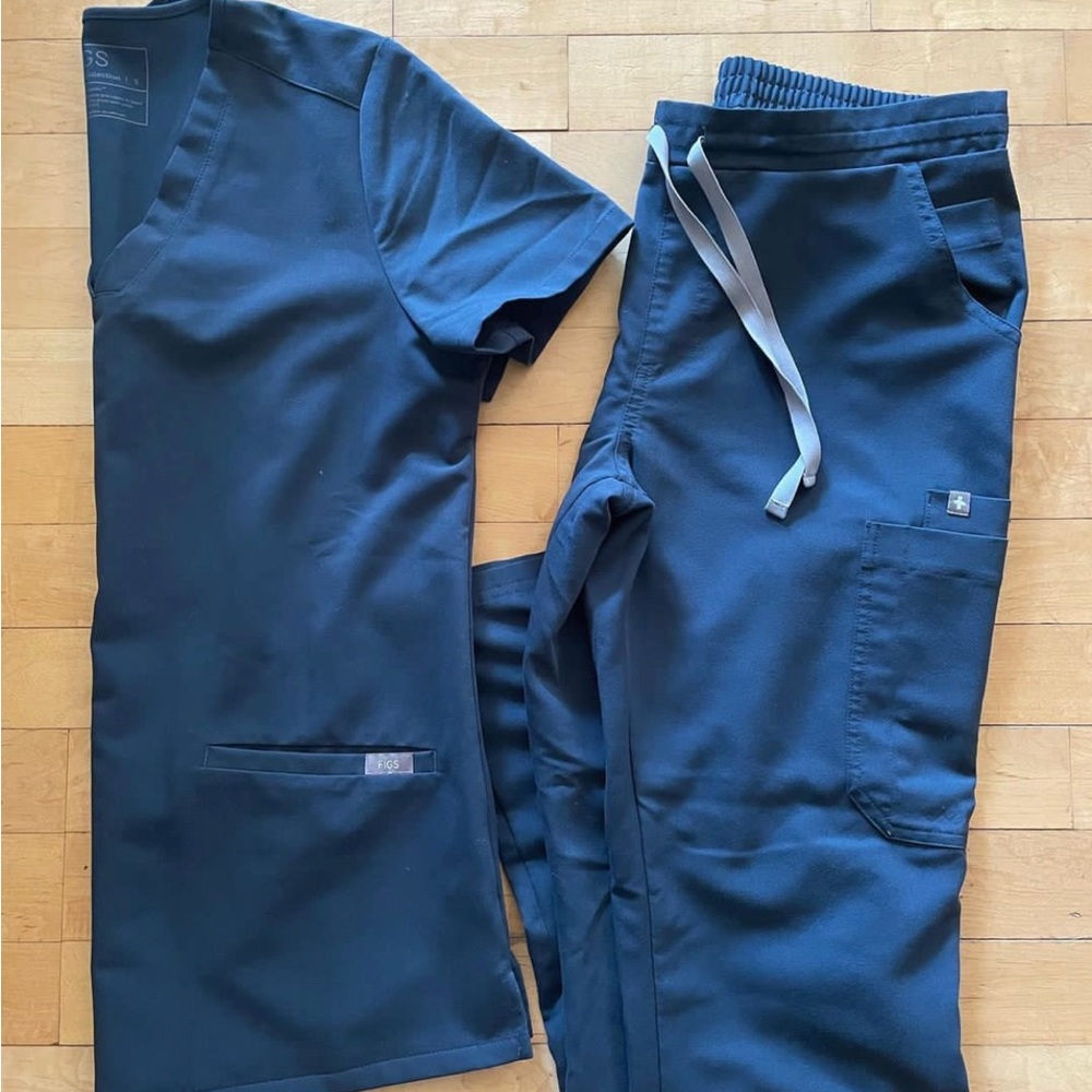 Figs dark harbor blue top small bottom med